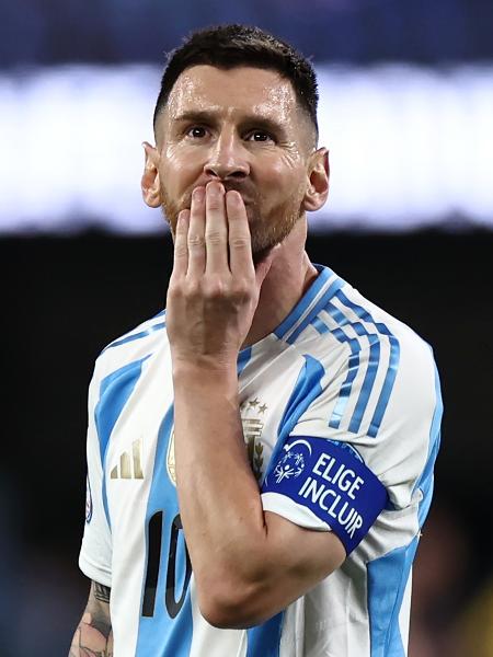 Lionel Messi se lamenta em Chile x Argentina, jogo da Copa América