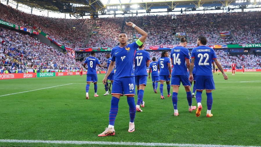 Mbappé, da França, comemora gol contra a Polônia pela Eurocopa 