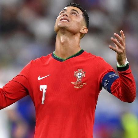 Cristiano Ronaldo se lamenta durante jogo entre Portugal e Eslovênia, pela Eurocopa