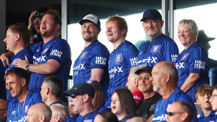 Ed Sheeran acompanha jogo do Ipswich Town contra o Liverpool na 1ª rodada da Premier League