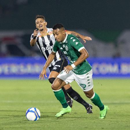 Airton e Diego Pituca durante jogo entre Guarani e Santos, pela Série B