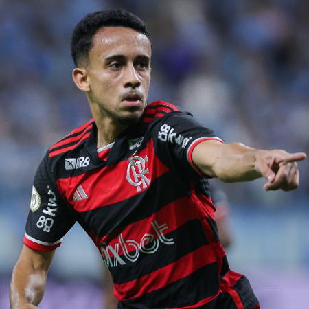 Matheus Gonçalves celebra gol do Flamengo sobre o Grêmio em duelo do Campeonato Brasileiro