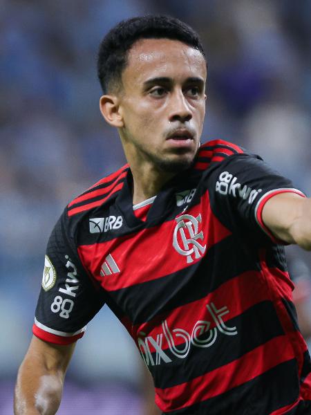 Matheus Gonçalves celebra gol do Flamengo sobre o Grêmio em duelo do Campeonato Brasileiro