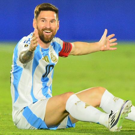 Messi gesticula durante Paraguai x Argentina, duelo das Eliminatórias