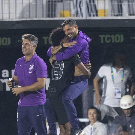 Talles Magno abraça Emiliano Díaz após marcar gol da vitória do Corinthians sobre a Ponte Preta no Estadio Moises Lucarelli Talles Magno abraça Emiliano Díaz após marcar gol da vitória do Corinthians sobre a Ponte Preta no Estadio Moises Lucarelli