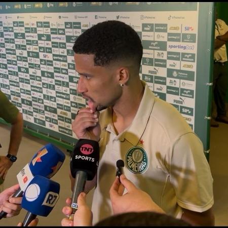 Murilo, zagueiro do Palmeiras, reclamou de uma cotovelada que sofreu de Talles Magno Murilo, zagueiro do Palmeiras, reclamou de uma cotovelada que sofreu de Talles Magno