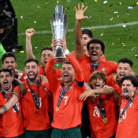 Cristiano Ronaldo levanta a taça da Liga das Nações após vitória sobre a Espanha na final