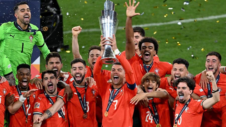 Cristiano Ronaldo levanta a taça da Liga das Nações após vitória sobre a Espanha na final Cristiano Ronaldo levanta a taça da Liga das Nações após vitória sobre a Espanha na final