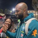 Igor Thiago celebra com a fam&iacute;lia. Saio fora pra n&atilde;o ver p&ecirc;nalti, diz m&atilde;e.