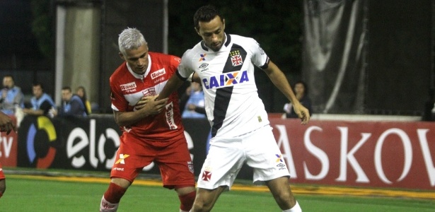 Olívio, volante do CRB, em ação contra o Vasco na Série B - Paulo Fernandes / Site oficial do Vasco