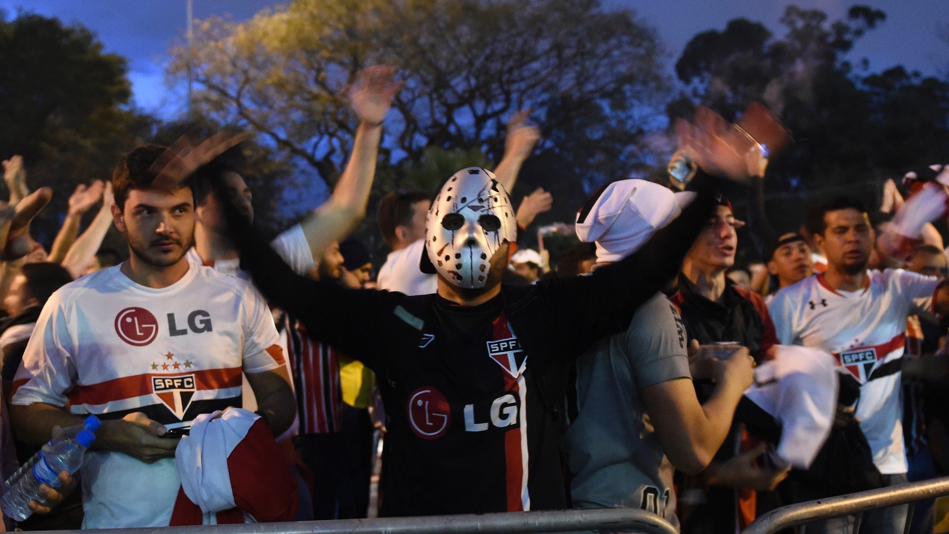 São-paulinos aguardam o time no entorno do Morumbi, para jogo da semifinal contra o Atlético Nacional-COL - Ricardo Matsukawa / UOL