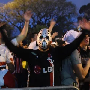 São-paulinos aguardam o time no entorno do Morumbi, para jogo da semifinal contra o Atlético Nacional-COL - Ricardo Matsukawa / UOL