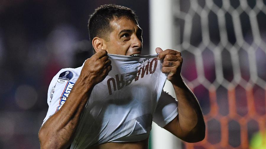 Diego Souza comemora gol do São Paulo diante do Rosario Central - AFP PHOTO / NELSON ALMEIDA