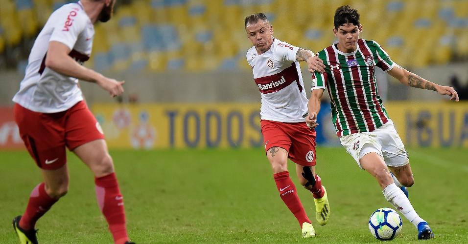 Ayrton Lucas e D'Alessandro disputam a bola no jogo entre Fluminense e Internacional