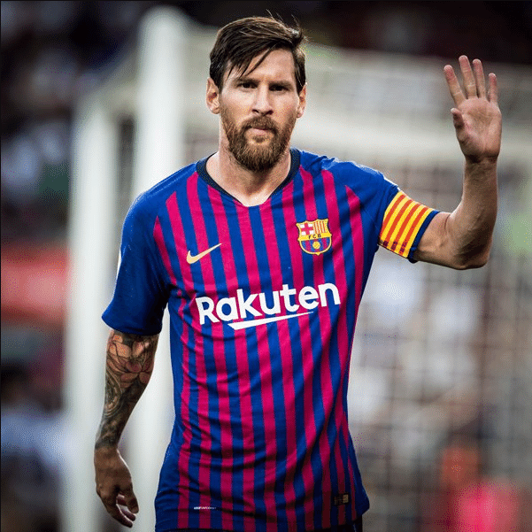 Lionel Messi acena durante partida do Barcelona