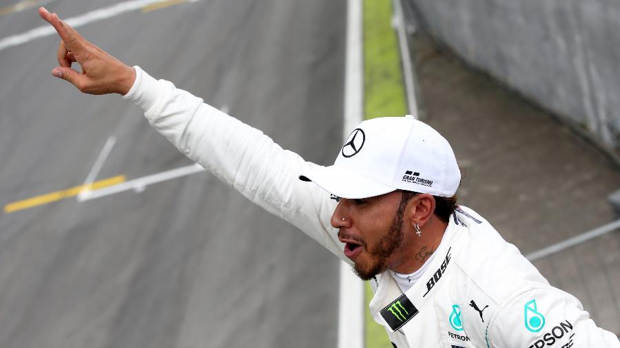 Lewis Hamilton comemora pole position no GP do Brasil - Charles Coates/Getty Images