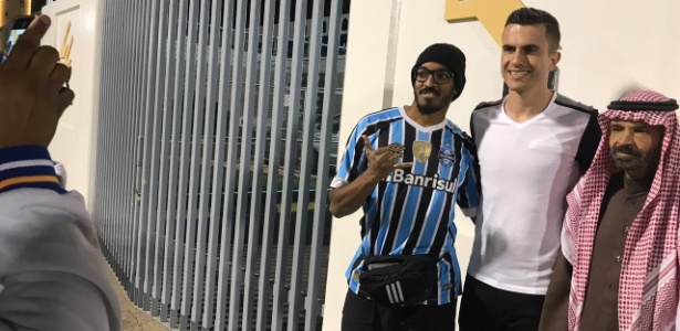 Marcelo Grohe conhece CT de novo clube e é recebido por torcedor com a camisa do Grêmio - Divulgação/Soccer House