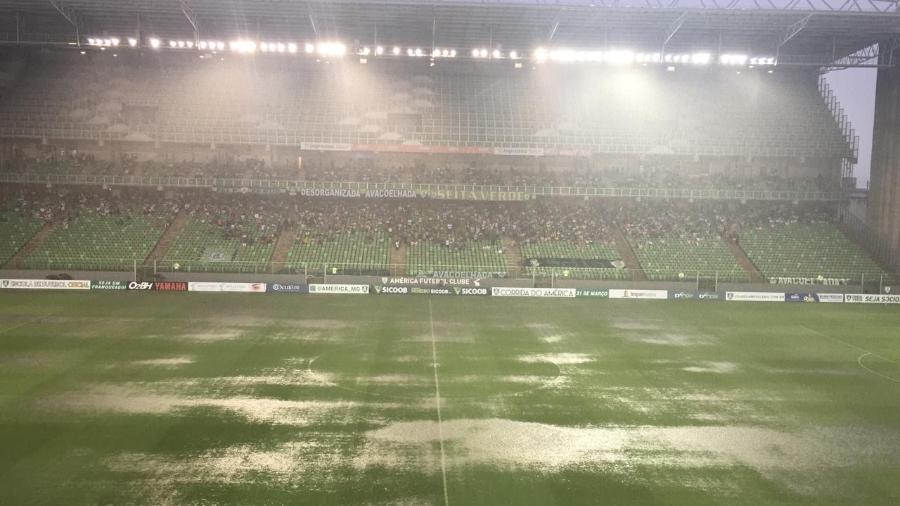 Independência ficou com o gramado impraticável após forte chuva em Belo Horizonte - Enrico Bruno/UOL Esporte