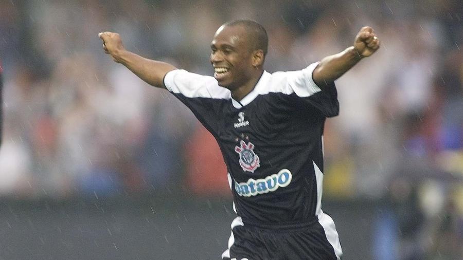 Edílson celebra gol do Corinthians no Mundial de 2000; ex-atacante infernizou os zagueiros do Real Madrid - Evelson de Freitas/Folhapress