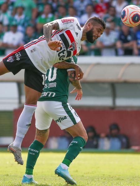 Lucas Lima disputa lance com Daniel Alves  - Marcello Zambrana/AGIF
