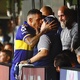 Tevez dá um "selinho" em Maradona antes do duelo entre Boca Juniors x Gimnasia - Marcos Brindicci/Getty Images