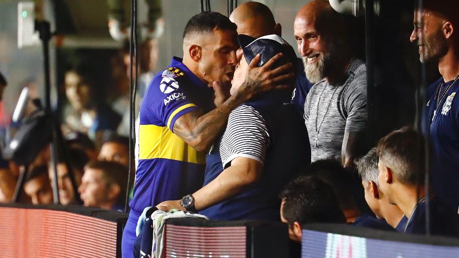 Tevez dá um "selinho" em Maradona antes do duelo entre Boca Juniors x Gimnasia - Marcos Brindicci/Getty Images