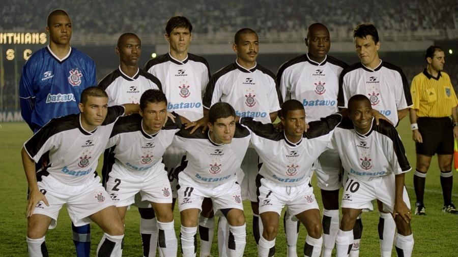 Rincón ao lado de Vampeta com o time do Corinthians de 2000, que tinha ainda Marcelinho e Edilson - Getty Images