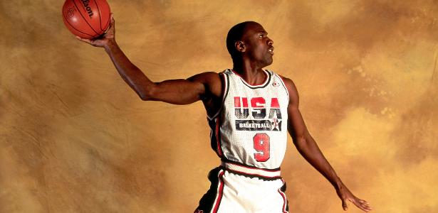Camisa de Michael Jordan do 'Dream Team' de 1992 é vendida por US