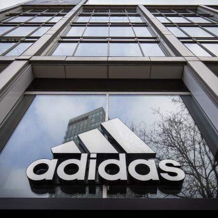 As marcas alemãs Adidas (foto) e Puma interromperão suas propagandas no Facebook e Instagram em julho - Odd ANDERSEN/AFP