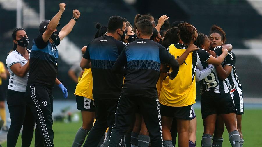 Jogadoras do Botafogo comemoram gol contra o Ceará, no Nilton Santos - Vitor Silva/Botafogo