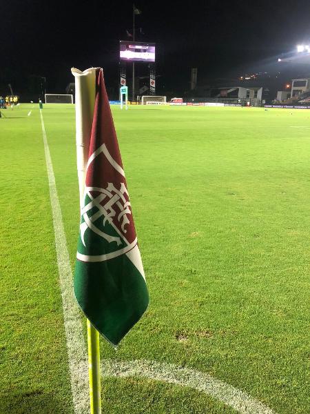 Fluminense fincou bandeira do clube em escanteios de São Januário e atitude gerou polêmica entre os vascaínos - Reprodução / Twitter do Fluminense