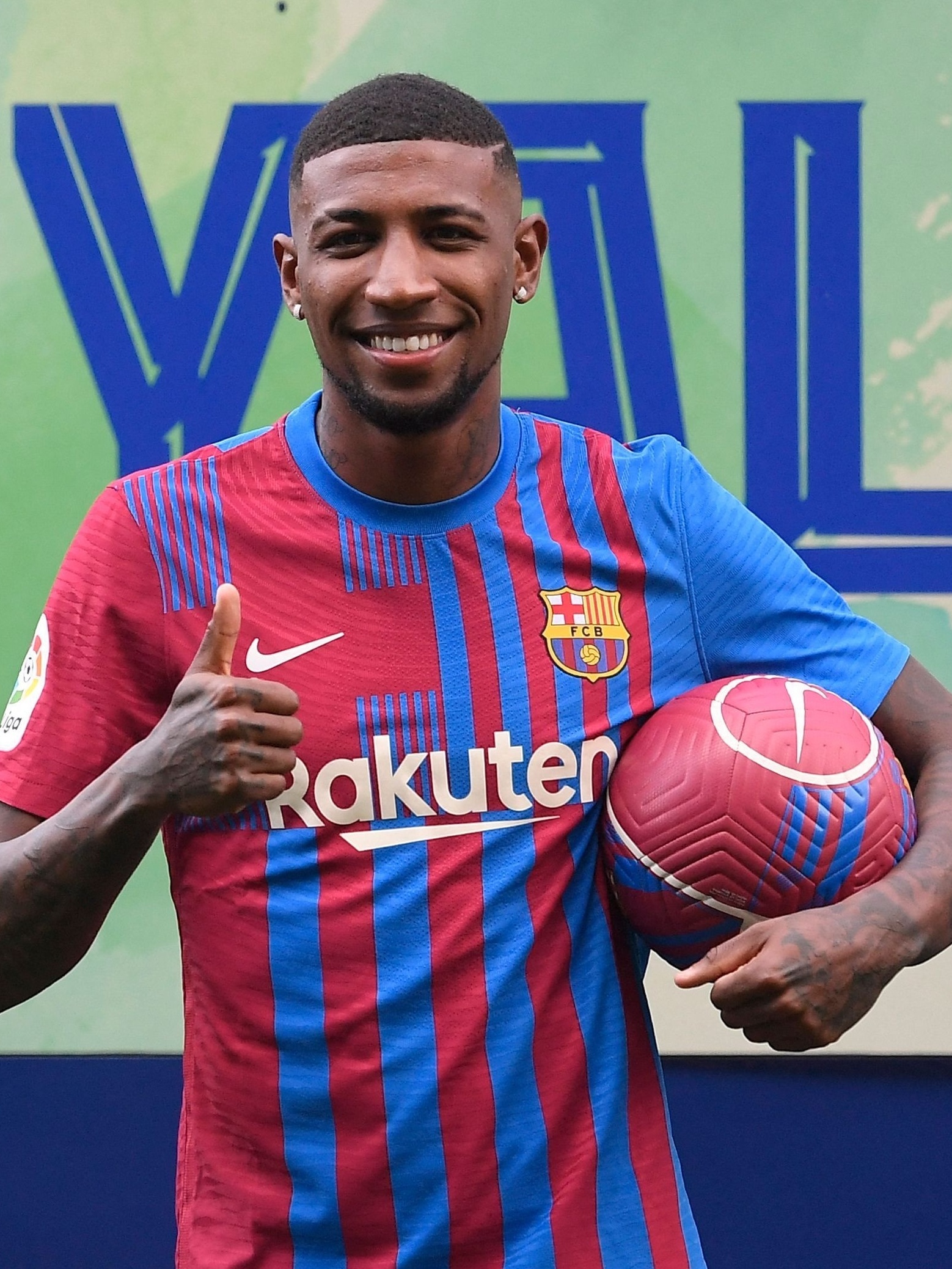 Emerson Royal é apresentado em retorno ao Barcelona