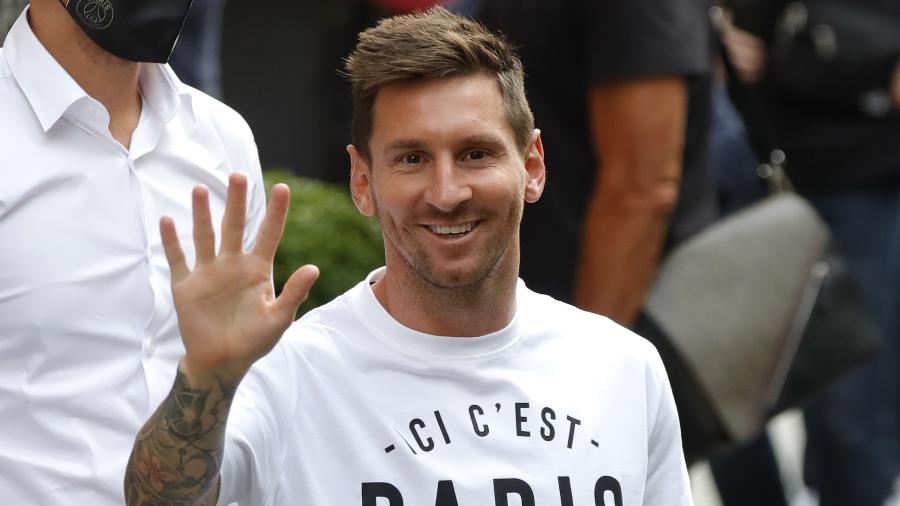Messi acena para torcedores do Paris Saint-Germain após realizar exames médicos - REUTERS/Sarah Meyssonnier
