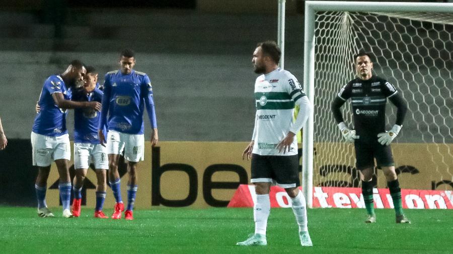 Jogadores do Cruzeiro comemoram gol contra o Coritiba pela Série B - Robson Mafra/AGIF