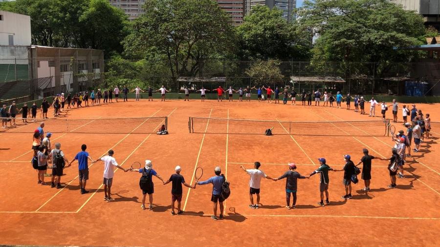 Atletas abraçam quadras de tênis que terão que abandonar em SP - Divulgação