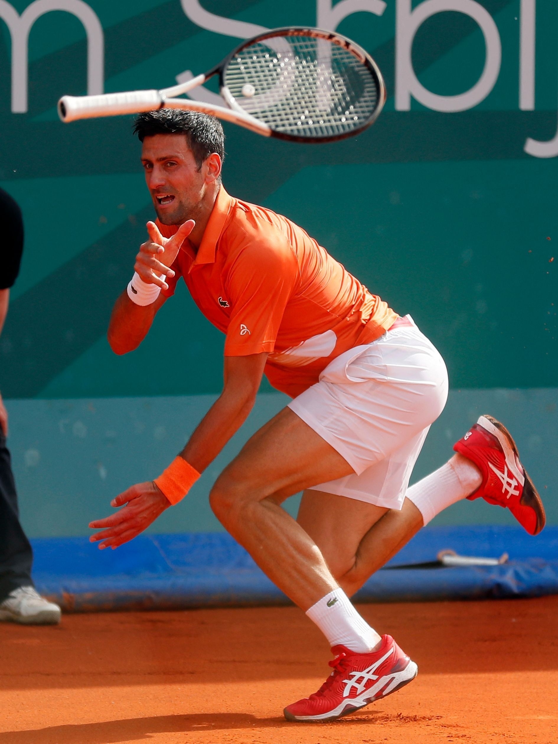 Concentrado, Djokovic joga xadrez com Becker antes de final