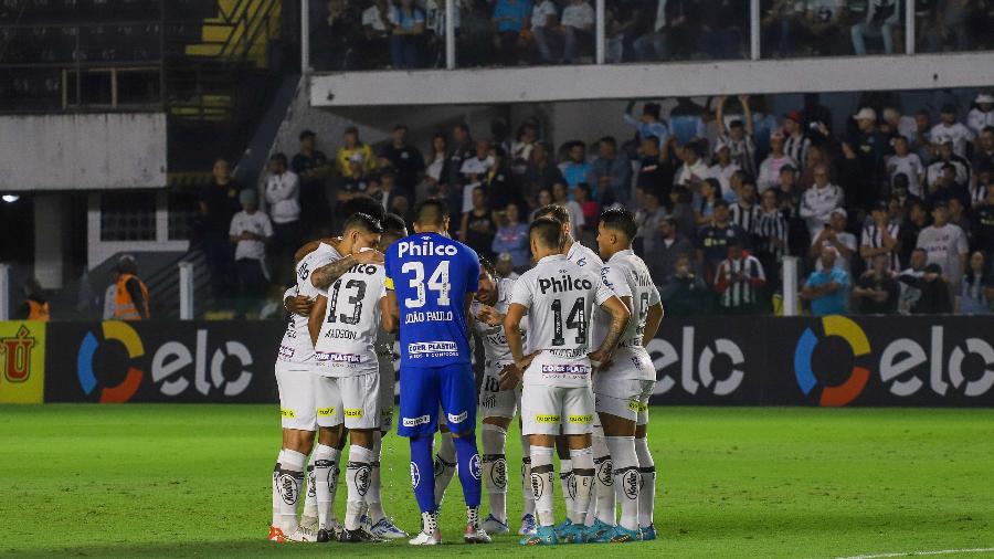 Elenco do Santos reunido para o duelo contra o Coritba, pela Copa do Brasil 2022, na Vila Belmiro - Fernanda Luz/AGIF