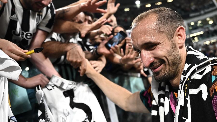 Giorgio Chiellini se emociona ao se despedir de torcedores da Juventus em jogo contra a Lazio - MARCO BERTORELLO/AFP
