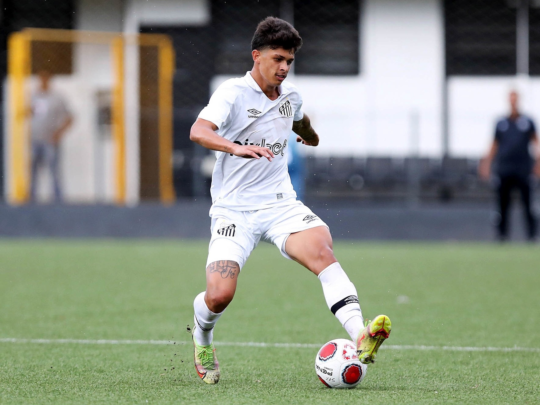 Santos assina pré-contrato com lateral-esquerdo do Vasco - Lance!