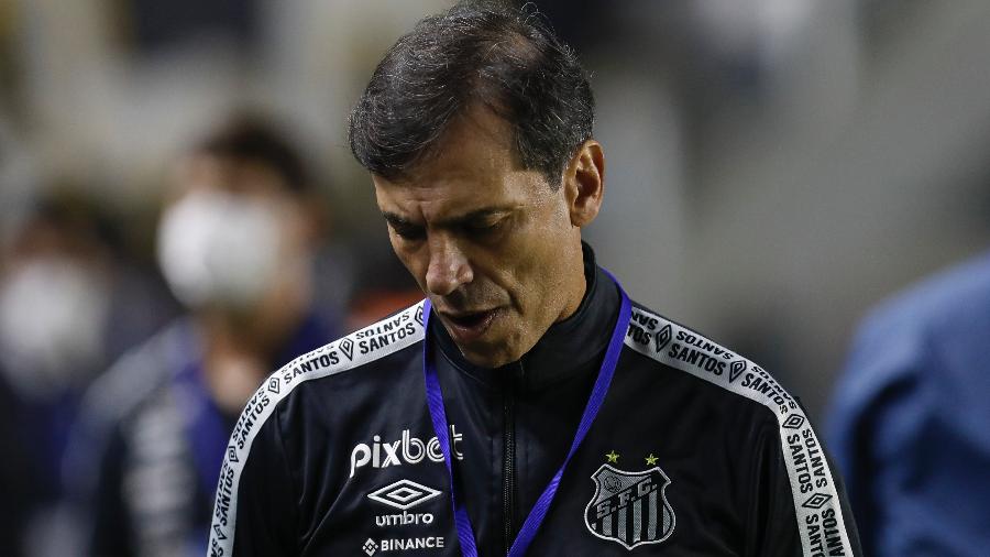 Fabián Bustos, técnico do Santos, se lamenta durante jogo contra o Deportivo Táchira na Sul-Americana - Ricardo Moreira/Getty Images
