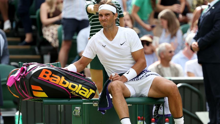 O tenista Rafael Nadal lesionado nas quartas de final de Wimbledon - Getty Images