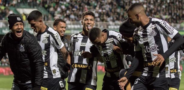 Jogadores do Santos comemoram gol marcado sobre o Coritiba