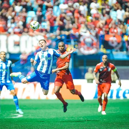 Fora da jogada, Guerrero aparece ao fundo: não é fácil, mas encontramos o peruano em campo - R.Pierre/AGIF