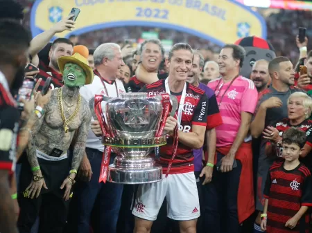 Após benzer a taça da Copa do Brasil, torcedores do Flamengo