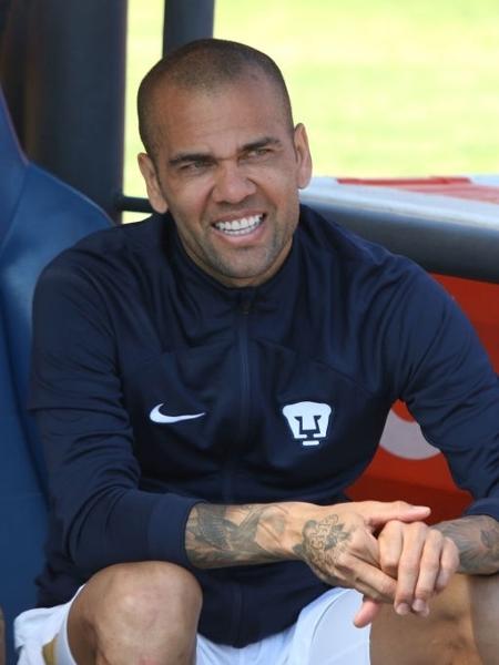 Daniel Alves teve o contrato rescindido com o Pumas (MEX) após ter sido preso preventivamente na Espanha - Ismael Rosas/Getty