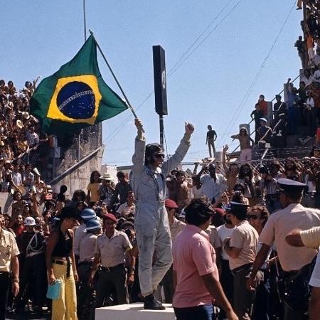Emerson comemora sua vitória em Interlagos, 50 anos atrás - Bernard Cahier/Getty Images