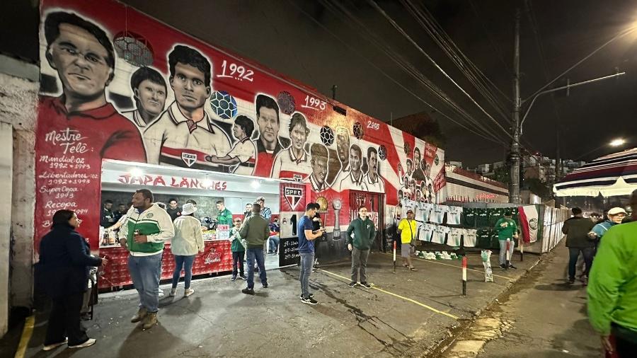 Lanchonete com grafite do São Paulo recebe palmeirenses em noite de jogo no Morumbi - Eder Traskini/UOL