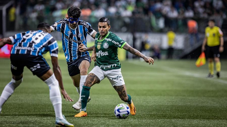 Dudu, do Palmeiras, em ação contra o Grêmio, pelo Brasileirão - Rafael Assunção/Agência Estado
