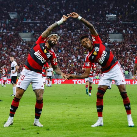 Bruno Henrique comemora com Gabigol após marcar no jogo entre Flamengo e Olimpia, pela Libertadores