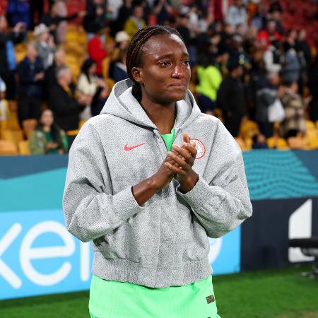 Ifeoma Onumonu, da seleção da Nigéria, saúda torcedores na Copa feminina